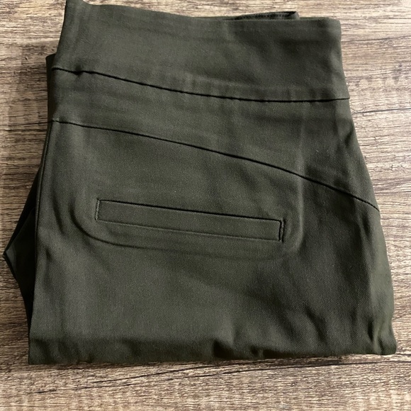 RW&Co Green Dress Capris - NWOT - Picture 4 of 4